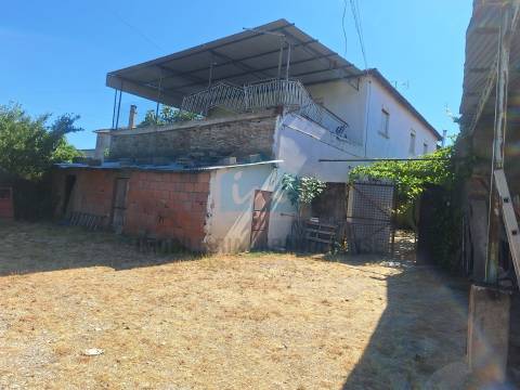 Moradia em Suçães com mais 7,5 hectares de terrenos anexos