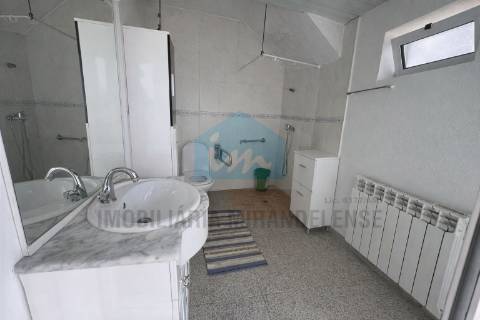 Moradia em Suçães com mais 7,5 hectares de terrenos anexos