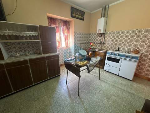 Moradia em Suçães com mais 7,5 hectares de terrenos anexos