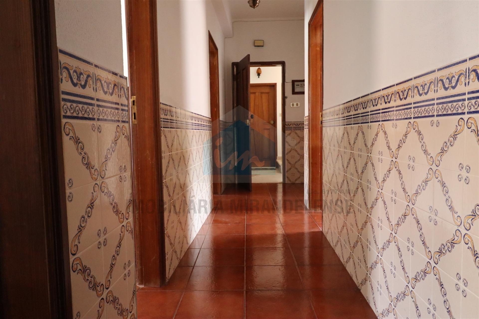 Apartamento T3 com Varanda no Centro de Mirandela - mobilado e equipado