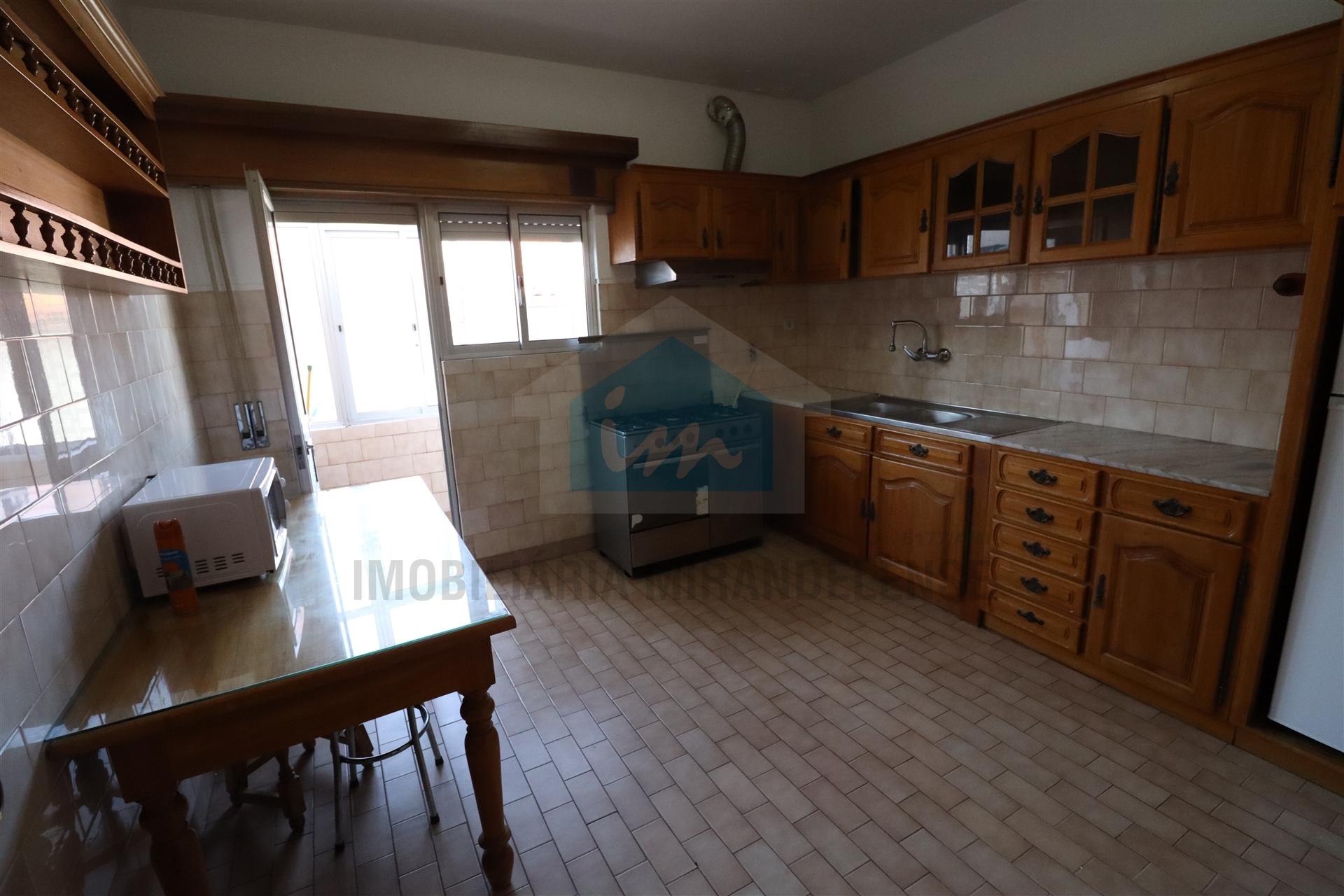 Apartamento T3 com Varanda no Centro de Mirandela - mobilado e equipado