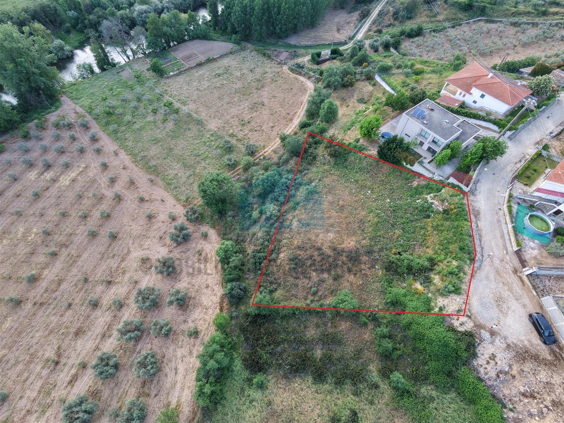 Terreno para Construção de uma Moradia de 4 Frentes com Vista para o Rio Rabaçal em Chelas-Mirandela