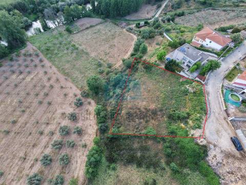 Terreno para Construção de uma Moradia de 4 Frentes com Vista para o Rio Rabaçal em Chelas-Mirandela