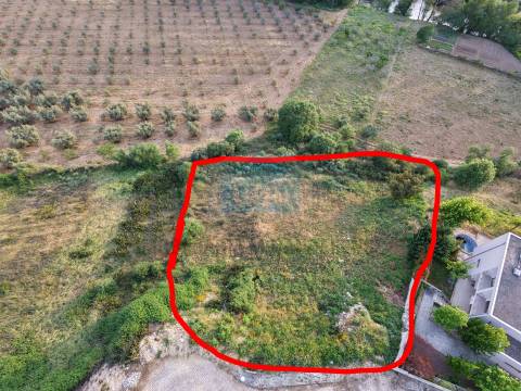 Terreno para Construção de uma Moradia de 4 Frentes com Vista para o Rio Rabaçal em Chelas-Mirandela