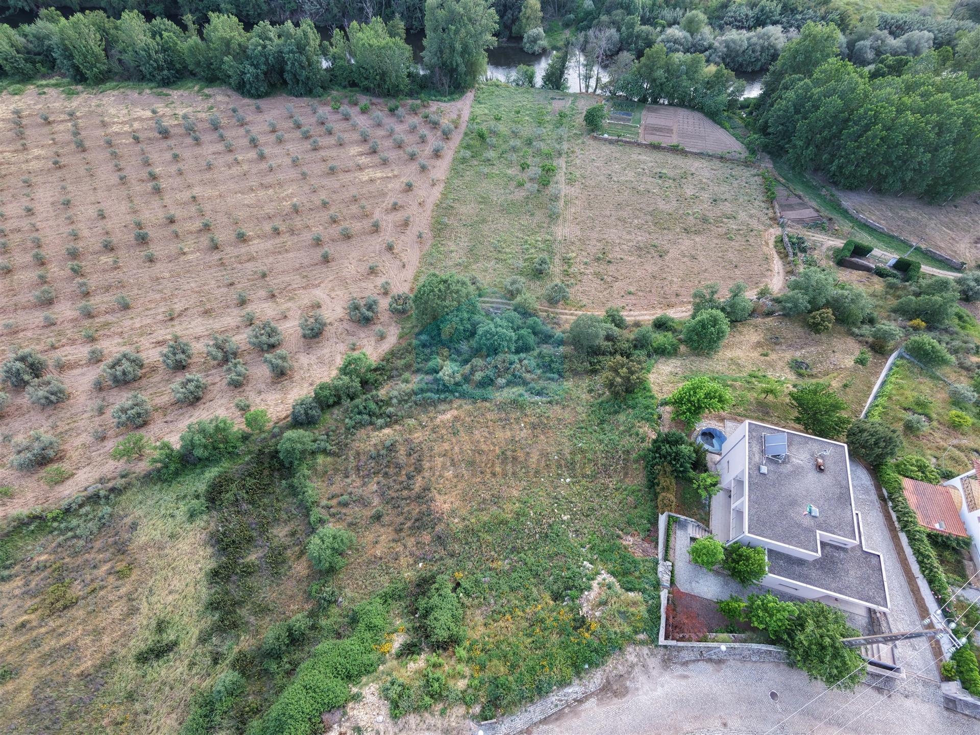 Terreno para Construção de uma Moradia de 4 Frentes com Vista para o Rio Rabaçal em Chelas-Mirandela