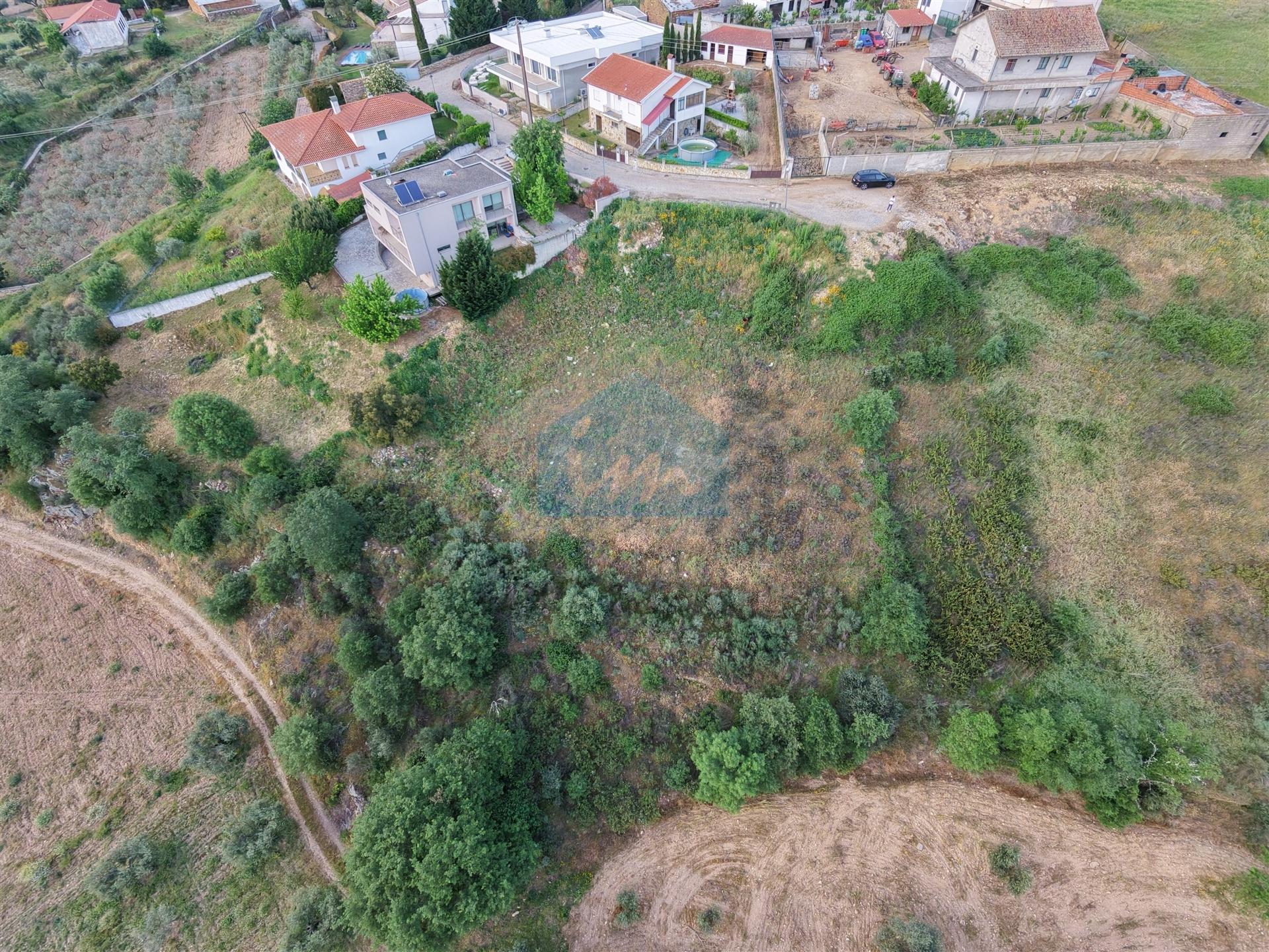 Terreno para Construção de uma Moradia de 4 Frentes com Vista para o Rio Rabaçal em Chelas-Mirandela