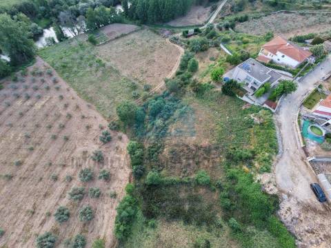 Terreno para Construção de uma Moradia de 4 Frentes com Vista para o Rio Rabaçal em Chelas-Mirandela