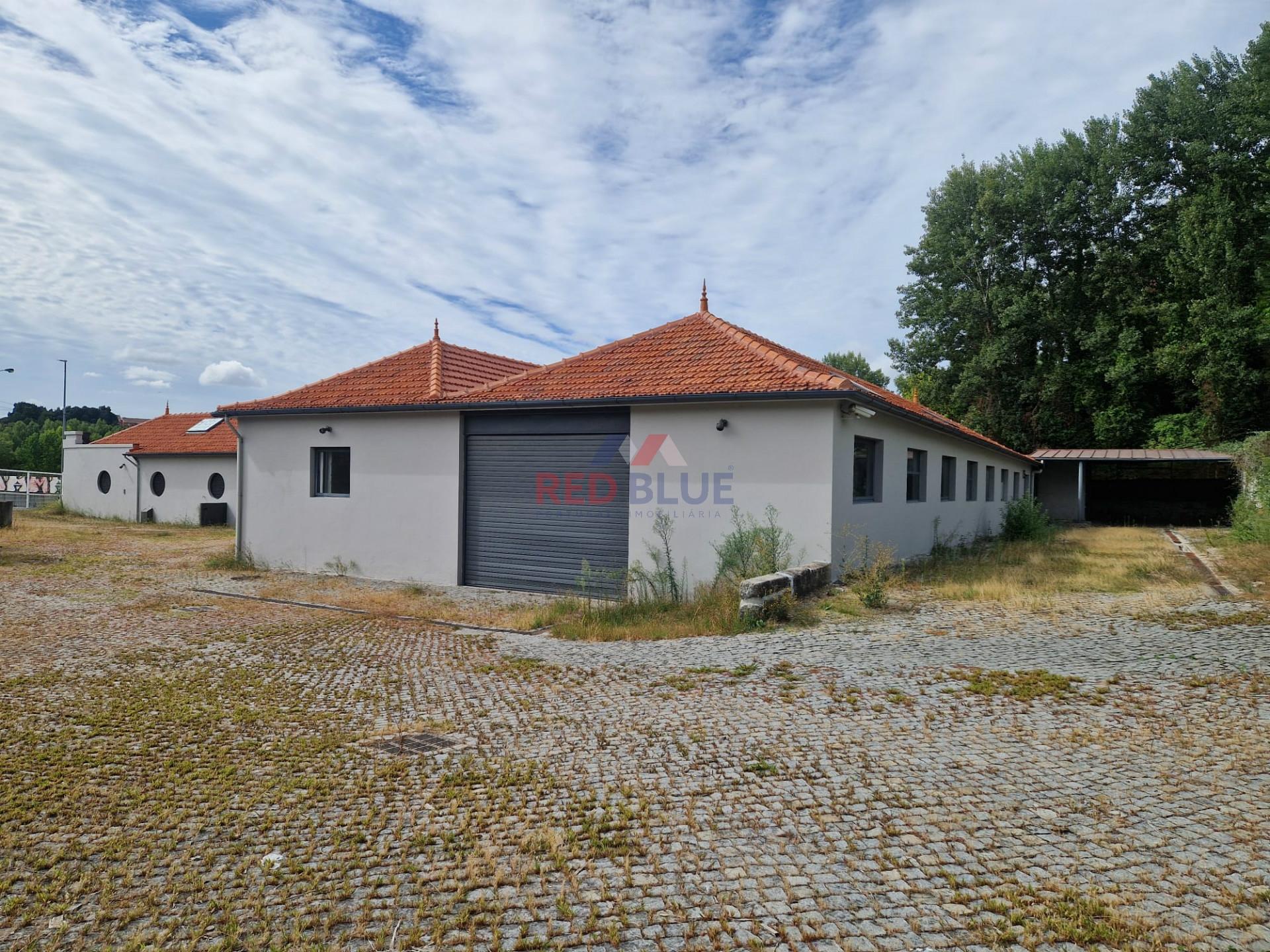 ARMAZÉM INDUSTRIAL, ENORMES ÁREAS, PORTO