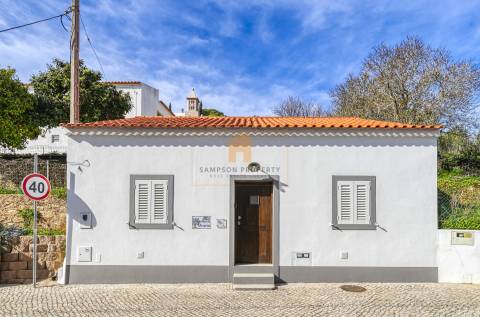 Para venda Moradia Remodelada com Pátio Privado em Carvoeiro