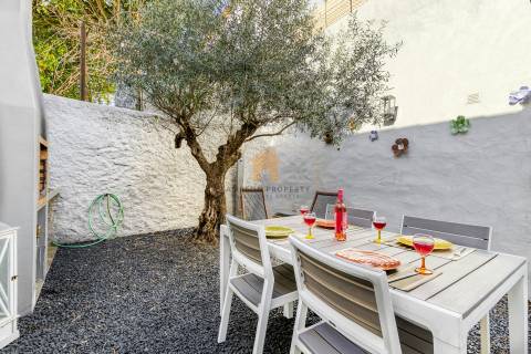 Para venda Moradia Remodelada com Pátio Privado em Carvoeiro