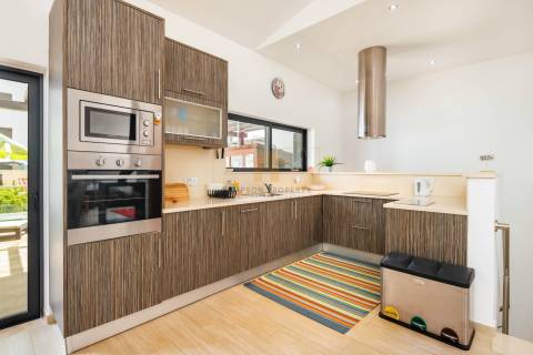 Para venda em Carvoeiro, moradia com piscina privada apenas a 250m da praia