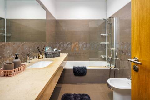 Para venda em Carvoeiro, moradia com piscina privada apenas a 250m da praia