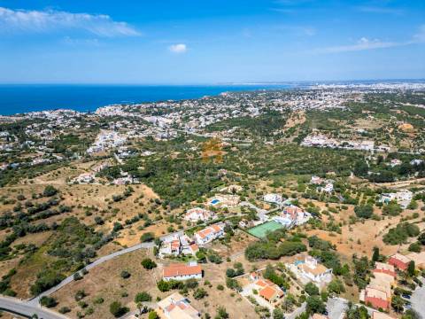 Para venda moradia T4 com garagem em Carvoeiro