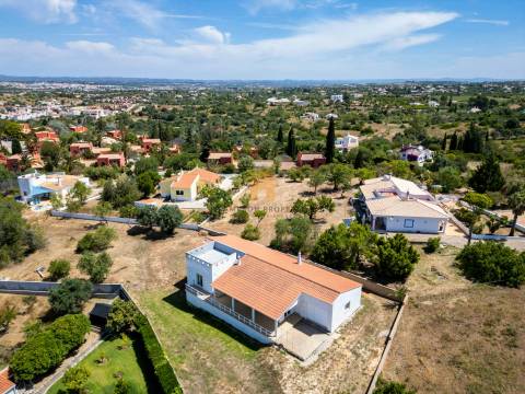 Para venda moradia T4 com garagem em Carvoeiro