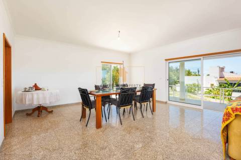 Para venda moradia T4 com garagem em Carvoeiro