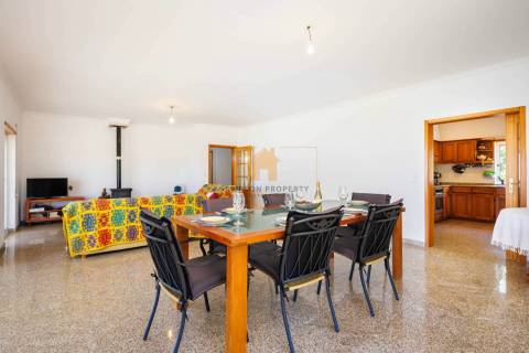 Para venda moradia T4 com garagem em Carvoeiro