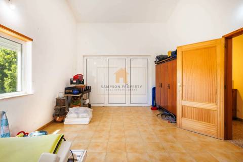 Para venda moradia T4 com garagem em Carvoeiro