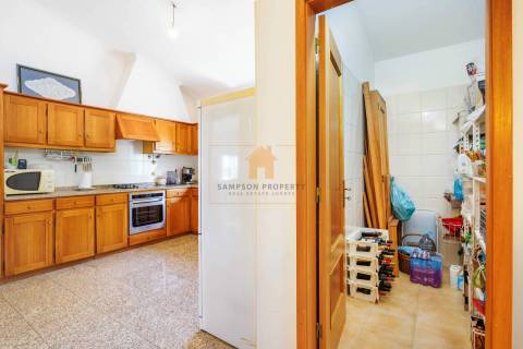 Para venda moradia T4 com garagem em Carvoeiro