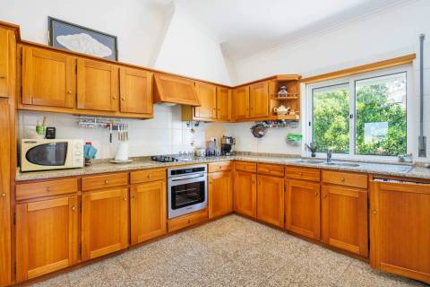 Para venda moradia T4 com garagem em Carvoeiro