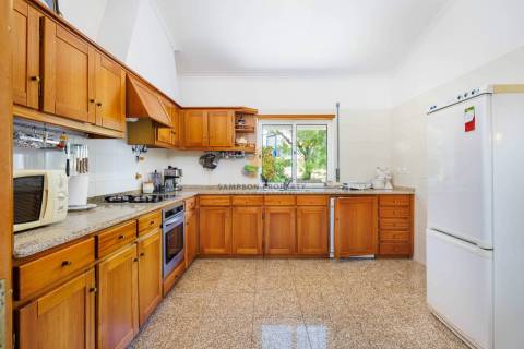 Para venda moradia T4 com garagem em Carvoeiro