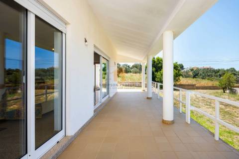 Para venda moradia T4 com garagem em Carvoeiro