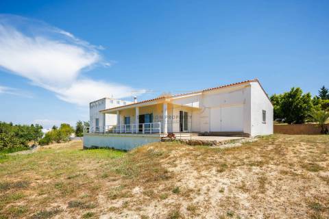 Para venda moradia T4 com garagem em Carvoeiro