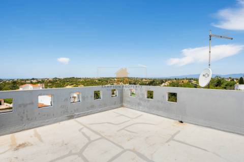 Para venda moradia T4 com garagem em Carvoeiro