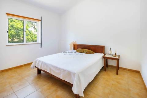 Para venda moradia T4 com garagem em Carvoeiro