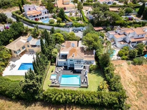 Moradia T4 contemporânea para venda em Carvoeiro