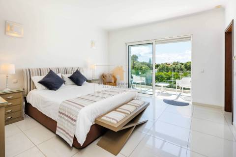 Moradia T4 contemporânea para venda em Carvoeiro