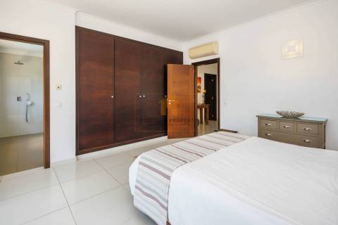 Moradia T4 contemporânea para venda em Carvoeiro