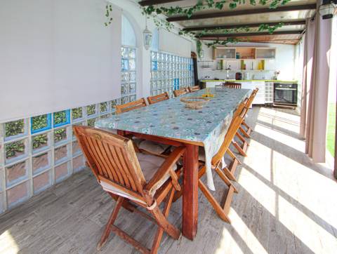 Para venda moradia T4 com piscina e garagem privadas