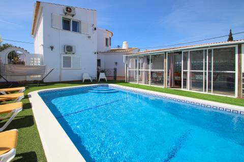 Para venda moradia T4 com piscina e garagem privadas