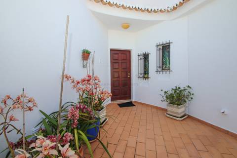 Para venda moradia T4 com piscina e garagem privadas