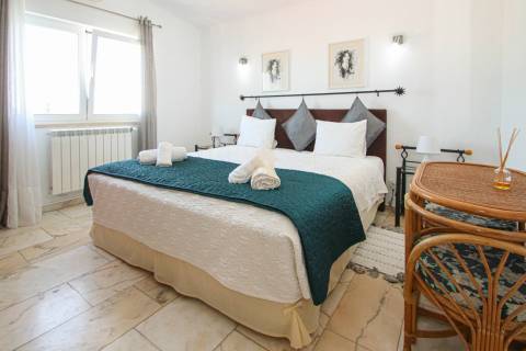 Para venda moradia T4 com piscina e garagem privadas