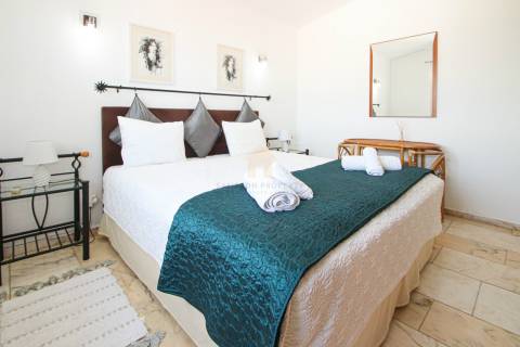 Para venda moradia T4 com piscina e garagem privadas