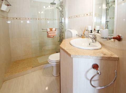 Para venda moradia T4 com piscina e garagem privadas