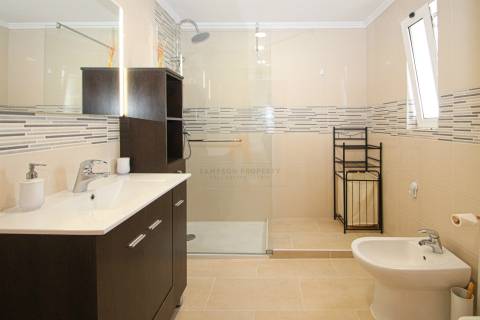 Para venda moradia T4 com piscina e garagem privadas