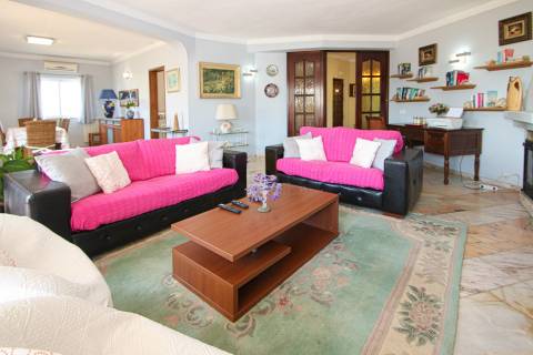 Para venda moradia T4 com piscina e garagem privadas