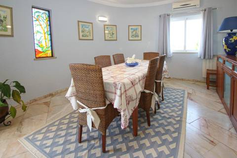 Para venda moradia T4 com piscina e garagem privadas