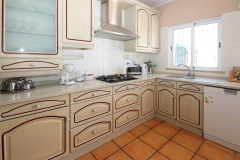 Para venda moradia T4 com piscina e garagem privadas