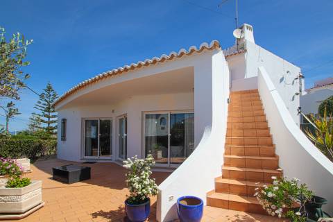 Para venda moradia T4 com piscina e garagem privadas