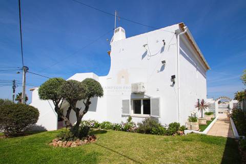 Para venda moradia T4 com piscina e garagem privadas