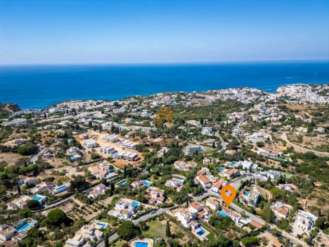 Para venda moradia T4 com piscina e garagem privadas