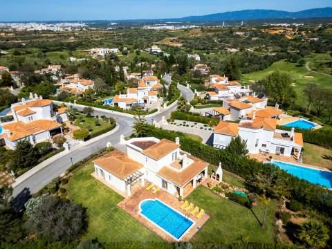 Para venda – Moradia T3 com piscina privada no Gramacho Golf Resort, Carvoeiro