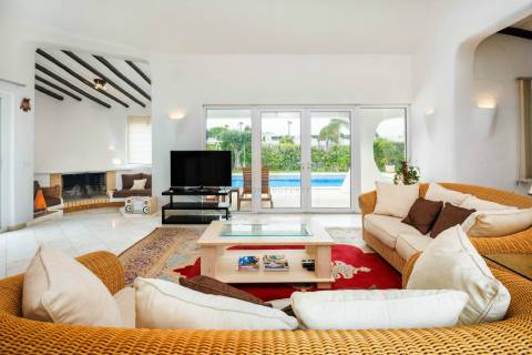 Moradia T3 para venda com piscina e garagem em Carvoeiro