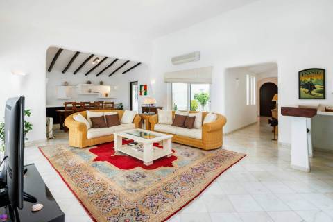 Moradia T3 para venda com piscina e garagem em Carvoeiro