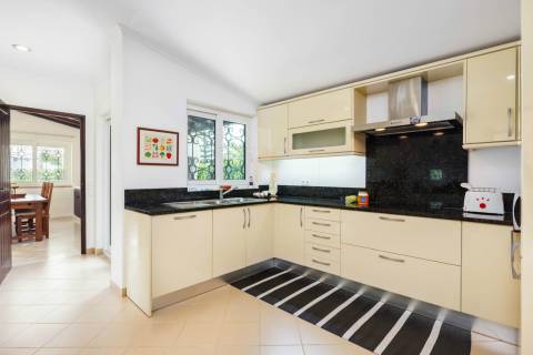 Moradia T3 para venda com piscina e garagem em Carvoeiro