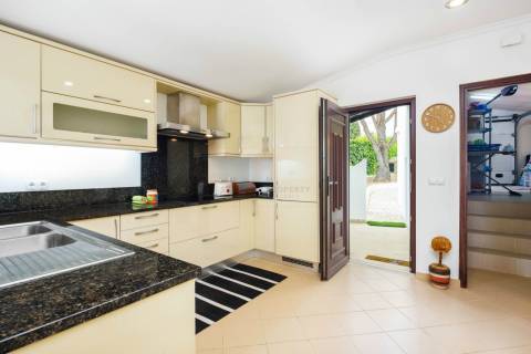 Moradia T3 para venda com piscina e garagem em Carvoeiro