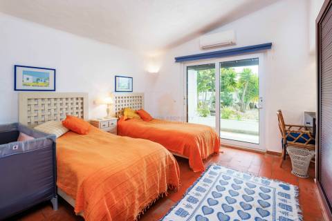 Moradia T3 para venda com piscina e garagem em Carvoeiro